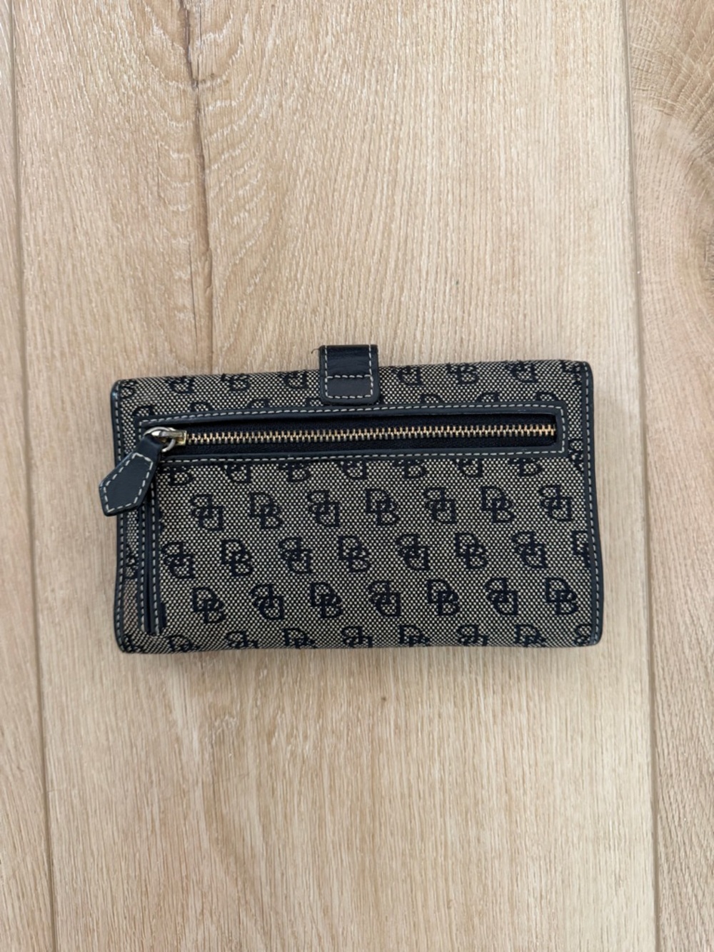 Dooney & Bourke Wallet. - Picture 2 of 5